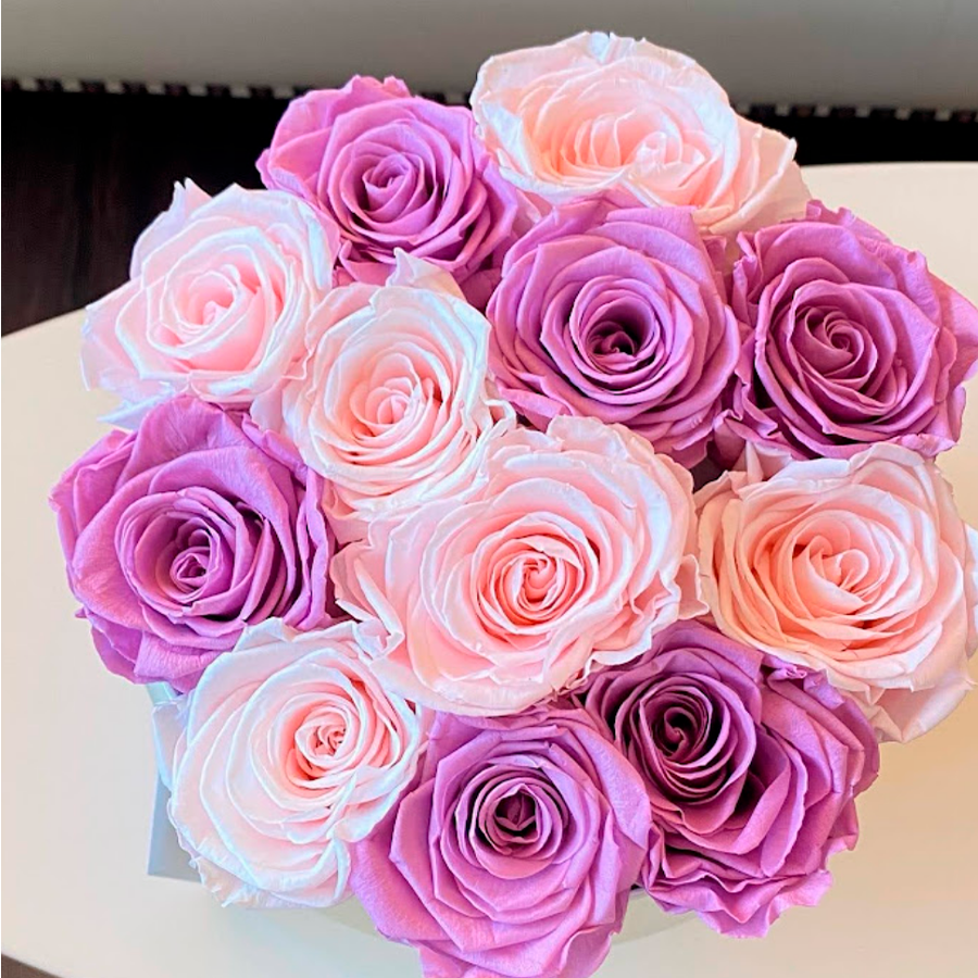 24 rosas naturales en florero de vidrio - correodelasflores.com